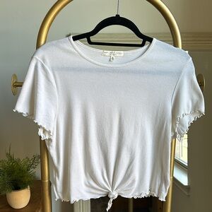 TRULY MADLY DEEPLY ivory short sleeve t-shirt with ruffled hem (medium) ✨